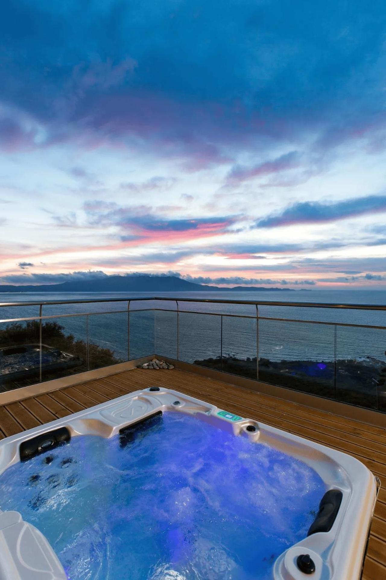 Beachfront Ravdoucha Epavlis Eleni Villa - Pool, Hot Tub, Gym, Sauna, Private Parking, Wifi Chania  ภายนอก รูปภาพ