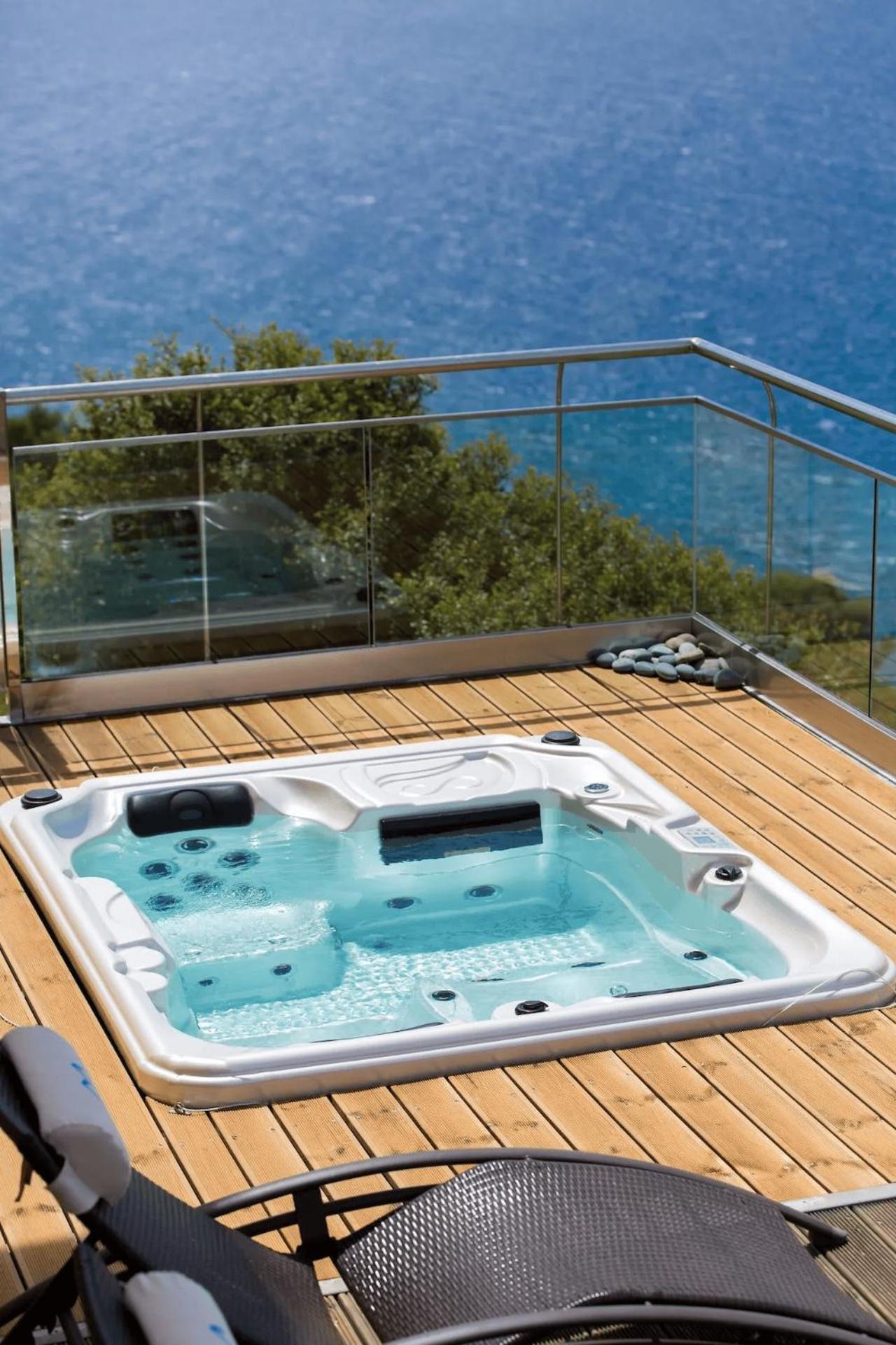 Beachfront Ravdoucha Epavlis Eleni Villa - Pool, Hot Tub, Gym, Sauna, Private Parking, Wifi Chania  ภายนอก รูปภาพ